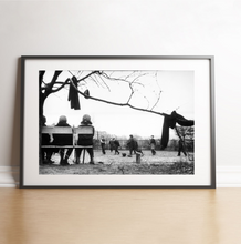 Charger l&#39;image dans la galerie, Des enfants jouent à Prague, 1966