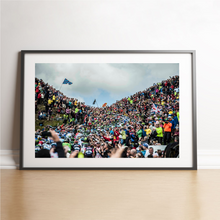 Charger l&#39;image dans la galerie, Peloton au milieu du public, Tour de France 2014