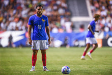 Charger l&#39;image dans la galerie, Ryan Cherki concentré avant son coup franc, 2024