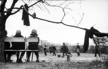 Charger l&#39;image dans la galerie, Des enfants jouent à Prague, 1966