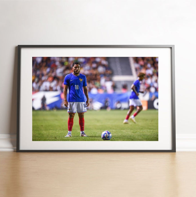 Ryan Cherki concentré avant son coup franc, 2024