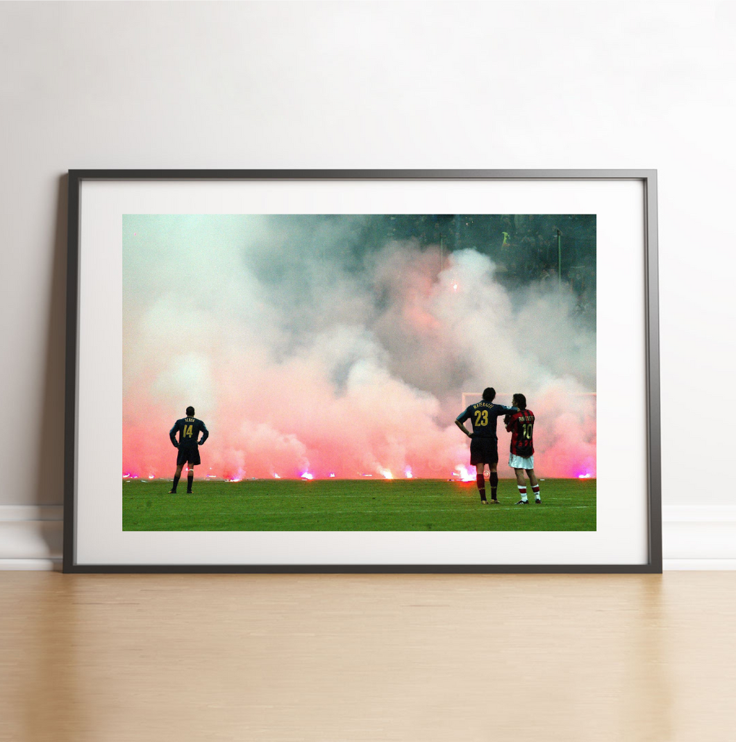 Materazzi accoudé sur Rui Costa devant le nuage de fumis, 2005