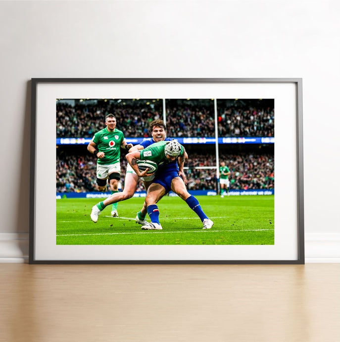 Antoine Dupont retient un joueur irlandais devant la ligne, 2023