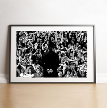 Charger l&#39;image dans la galerie, Policier anglais surveillant des supporters de Leeds, 1970