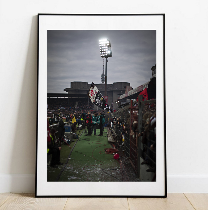 Drapeau de Sankt Pauli sortant du virage, 2011