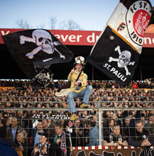 Charger l&#39;image dans la galerie, Fan de Sankt Pauli sur les grilles du Millerntor, 2007