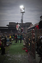 Charger l&#39;image dans la galerie, Drapeau de Sankt Pauli sortant du virage, 2011