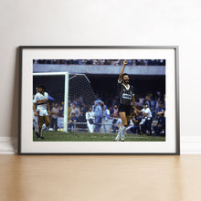 Charger l&#39;image dans la galerie, Célébration poing levé de Socrates, 1983