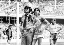 Charger l&#39;image dans la galerie, Paul Mariner et le policier espagnol, 1982