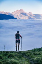 Charger l&#39;image dans la galerie, Lever de soleil sur une traileuse de l&#39;UTMB, 2016